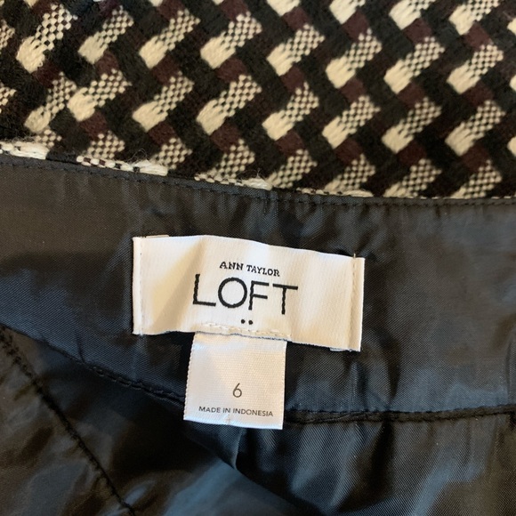 Loft skirt with zipper pockets in front. Side zipper to close. Fully lined. - Picture 5 of 7